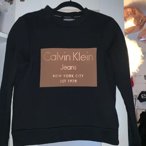 Calvin Klein sweatshirt  - Storlek small, använd någor få gången men säljer pågrund av att det inte kommer till användning 