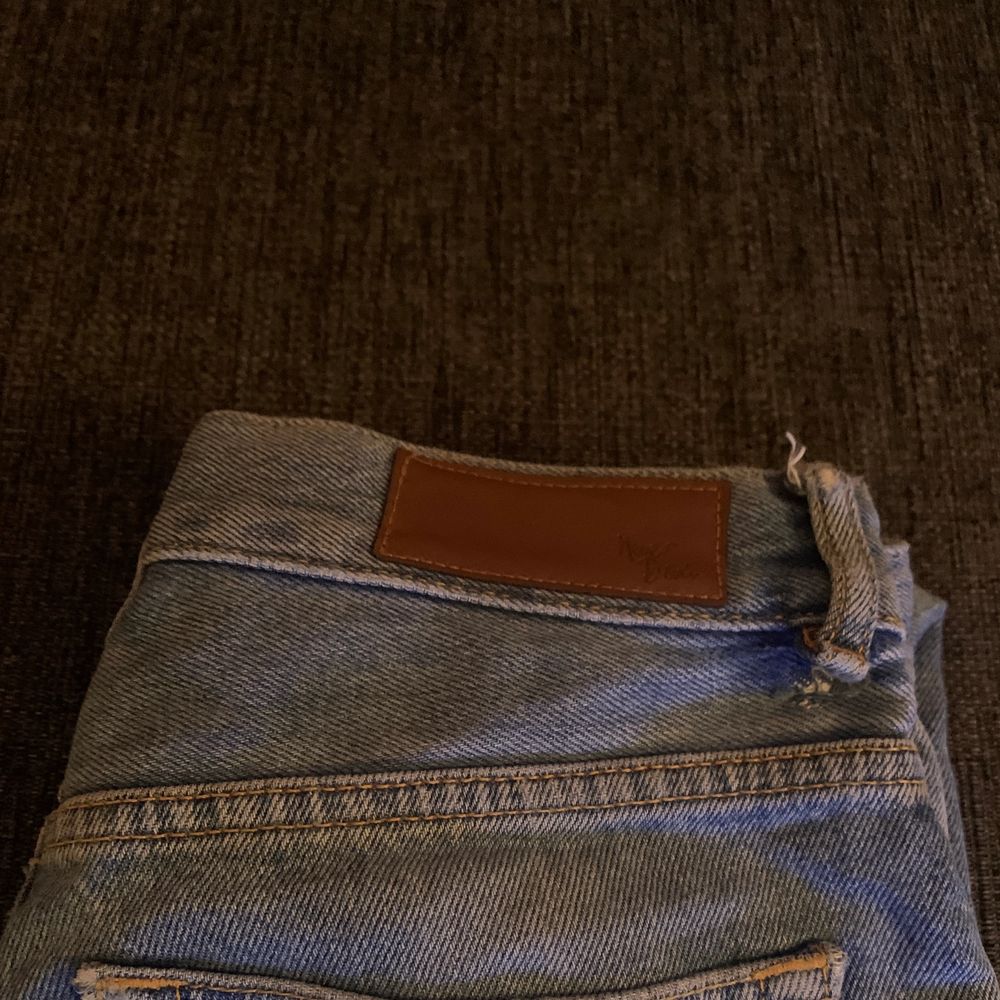 Jeans från Bikbok, nypris 600kr. Enda defekten syns på 3e bilden, skriv vid frågor/prisförslag💕. Jeans & Byxor.