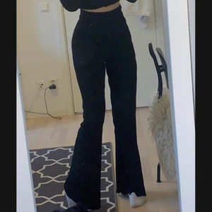 Byxor  - Svarta byxor från Nelly i storlek s.pris går att diskutera .köparen står för frakt💕