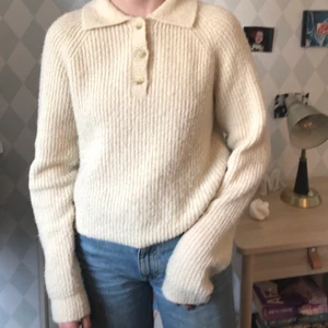 Stickad tröja - Fin tröja från Monki💛Storlek XS men passar mig som har S 💛inte alls stickig!!