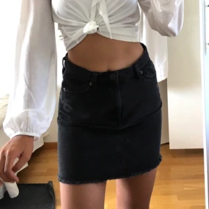 Svart jeanskjol - Säljer min svarta jeanskjol från monki då den tyvärr blivit för liten! Perfekt till sommaren och är i storlek 36! 