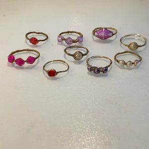 Guldiga små ringar  - Ringar i guldig ståltråd, med diverse olika pärlor!💜💖🤍 Fler går att beställa:) 19-25 kr st beroende på vilken ring du väljer! 