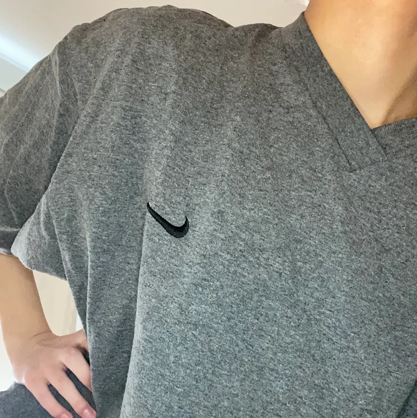 Oversized Nike t-shirt i storlek M! Varan har inga defekter och är köpt second-hand. Läs gärna mina villkor innan köp! 💓💓🧚🏼. T-shirts.