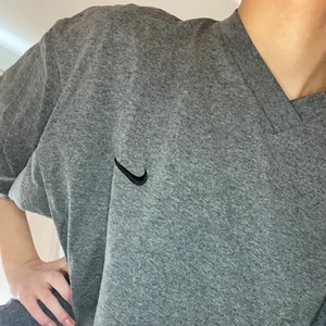 Nike t-shirt - Oversized Nike t-shirt i storlek M! Varan har inga defekter och är köpt second-hand. Läs gärna mina villkor innan köp! 💓💓🧚🏼