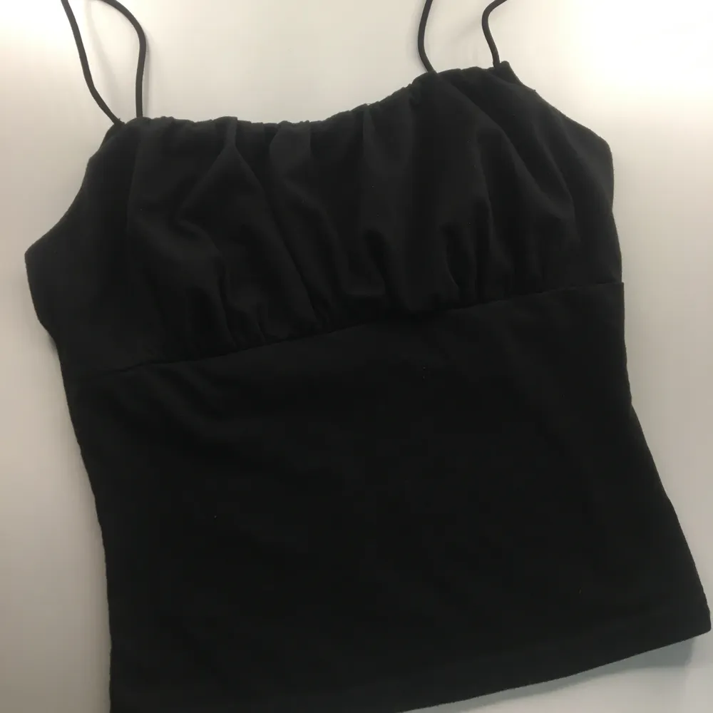 Superfint svart linne, använt några gånger🦋 säljer då jag har för många liknande. Toppar.