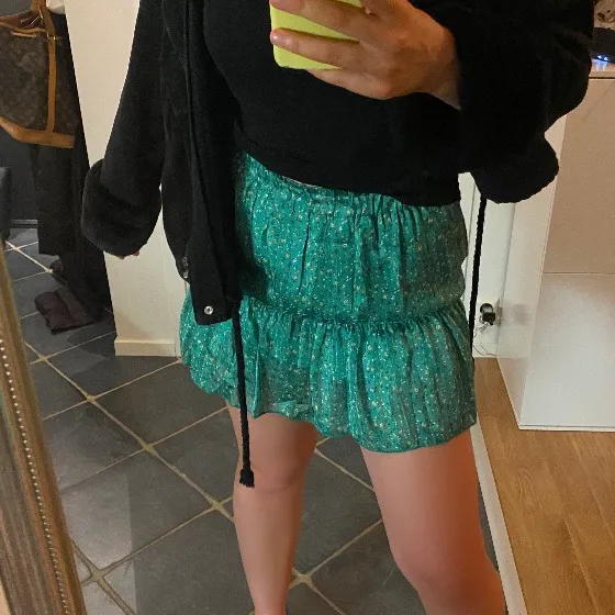 Säljer en skitfin kjol då jag råkade beställa 2 (HELT NY) 💞⚡️⚡️ helt slutsåld och så fin till sommaren!!!💗 strl S men skulle säga att den passar XS-M☺️☺️ Kan skicka om köparen står för frakt;))) HÖGSTA BUD: 200!!!. Kjolar.