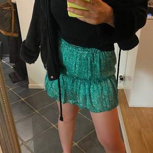 Säljer en skitfin kjol då jag råkade beställa 2 (HELT NY) 💞⚡️⚡️ helt slutsåld och så fin till sommaren!!!💗 strl S men skulle säga att den passar XS-M☺️☺️ Kan skicka om köparen står för frakt;))) HÖGSTA BUD: 200!!!