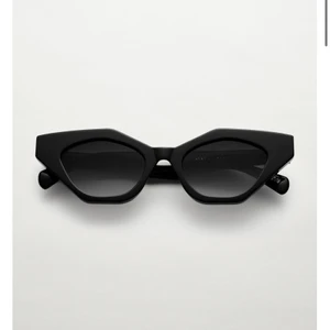 Chimi eyewear solglasögon  - Space star cluster chimi eyewear solglasögon! Helt nya, aldrig använda. Kommer i originalförpackningen. Nypris 520kr. Slutsålda på hemsidan. Köparen står för frakten. 