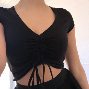 svart top - snygg och trendig top som kan dras ihop i mitten så den kan både vara kort och längre! V-ringad och supersnygg😍 Storlek: S 💗💕 Frakt: 24kr 😍🥰