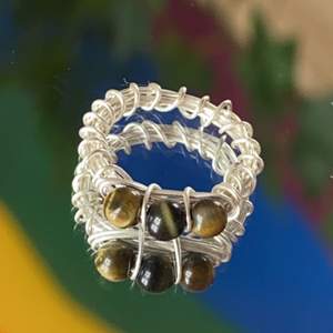 En homemade unik ring, som jag själv har gjort! Äkta Tigers Eye kristall och gjord med smyckesståltråd. Köparen står för frakt men kan gärna samfrakta vid köp av flera saker! Säljer även andra liknande ringar på mitt konto så gå in o kolla🥰