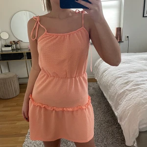 Så söt klänning ! ❤️ - Super söt klänning som passar perfekt till sommaren i storlek 38! Aldrig använd med prislapp kvar ! ❤️