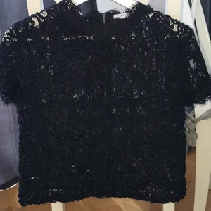 Svart croptop från ZARA  - En superfin lite festligare topp med ”rep-detaljer” på framsidan. I ryggen finns det en dragkedja som går att dra upp och ner hela vägen. Passar perfekt nu till sommaren och våren! Säljes pga för liten. Använd fåtal gånger. Köparen står för frakten 🌟