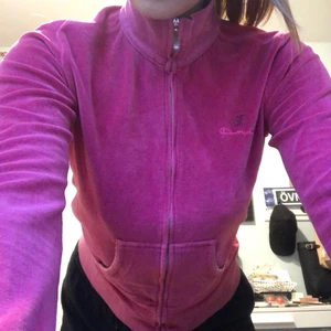 Champion kofta  - Rosa Championkofta med dragkedja och krage!😊