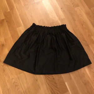 Svart kjol från Zara - Svart kjol med resår från Zara. Storlek M.