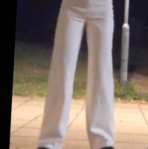 Gina tricot  - Vita vida högmidjade jeans från Gina. Slutsålda men inte min stil så kommer aldrig till användning. Jag är 165 och dom är väldigt långa för mig, men själv tycker jag det är snyggt när dom är långa.