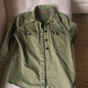 Zadig & Voltaire jacka  - *SÅLD*                                                                      Fin jacka från Zadig&Voltaire bra skick. Säljer pågrund av att den är för liten för mig. Köparen står för frakten storlek 14 years-S.💓 Skicka privat för mer bilder🥰. 