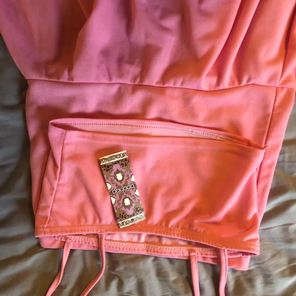 Ett rosa set! 💗   •Rosa set (topp + kjol) •Storlek S •Endast testad •Lapp kvar  •Köpt från en på instagram •Säljer för det va för litet för mig •200kr + frakt. Super fint set verkligen!😍. Kjolar.