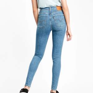 Levis jeans i modellen (mile high super skinny) strl 24. Fin blå färg och i jätte gott skick. Inga slitningar eller missfärgningar. 🥰
