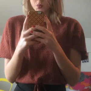 Rostig tröja! - Säljer denna fina tröjan i mörkröd, rostig färg. Helt underbar färg som jag är kär i!!!! Längst ner är det ett band som man kan dra in som gör att den kan bli en crop top också! Använd ett fåtal gånger. Storlek S🤩
