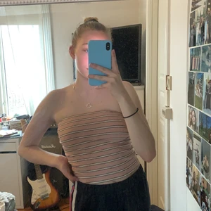 Smutsrosa bandeautop med svarta och vita ränder, Storlek S - Smutsrosa bandeautop med svarta och vita ränder, storlek S från American Eagle, säljer då det inte är min stil längre, knappt använd. Pris: 30kr inklusive frakt