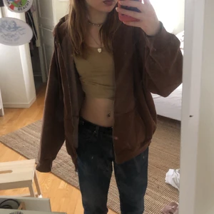 Brandy Melville hoodie - Brun brandy Melville hoodie som är överallt på pintrest. Helt ny, och säljer för jag har redan en. Frakt är inkluderad. Fråga om ni undrar nåt❤️