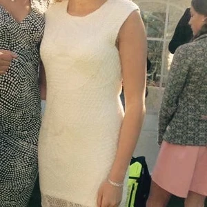 Rebecca Stella Klänning - Vit klänning från Rebecca Stella i storlek M. Använd endast en gång. Fina detaljer med pärlor. 