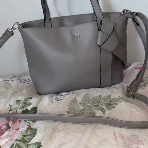 Gerry weber väska  - Säljer denna snygga väska som är i nyskick men kommer tyvärr inte till användning här hemma. 