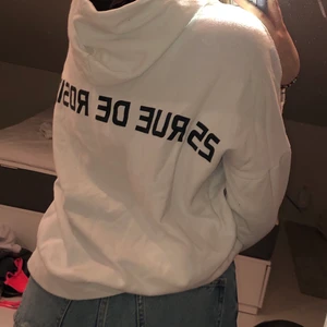 Vit hoodie - Vit hoodie med texten ” 25 rue de rosiers ” säljer då den blivit lite för liten för mig