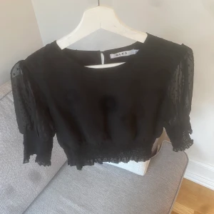 Nakd blus - Svart blus från nakd i storlek 36.  Genomskinlig på armarna  Ca t-shirt långa armar  Använd 1 gång