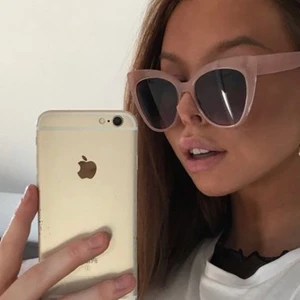 Solglasögon Zara - Säljer ett par solglasögon från zara i en superfin beige/rosa färg. Skriv till mig om du är intresserad