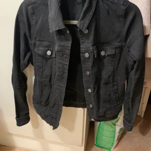 Jeansjacka  - Svart jeansjacka från Vero Moda i st Small. Jackan har mycket stretch och i väldigt gott skick. Kunden står för frakten 