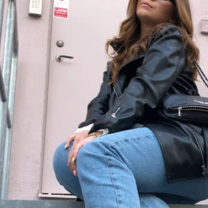 Oversized Skinnjacka  - Säljer min skinnjacka då jag inte använder längre tyvärr. Bandet i midjan har en repa men annars utmärkt skick! Köpt för 1000kr från NAKD 💘 säljer för 250+frakt 