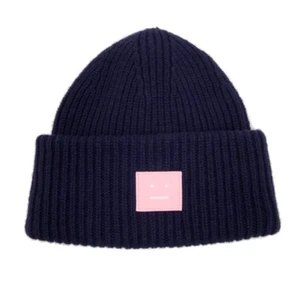 Acne mössa - Jättefin acne mössa i fint skick som inte kommer till användning längre. Skriv om ni vill ha fler bilder. Pris kan diskuteras vid snabb affär. Köparen står för frakten💕