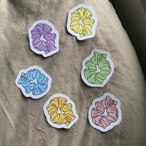 Egen gjorda stickers/klistermärke 🌸 alla för 15kr plus 13kr frakt (ett frimärke kostar 13kr) 🌸 skriv gärna vid frågor eller andra bilder🌸