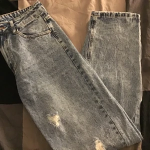 Raka byxor - Raka jeans med hål