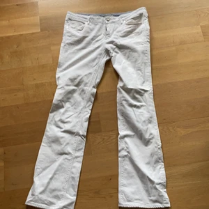 Vita jeans H&M så snygga  - Storlek 30 låg midja långa ben. Frakt tillkommer 70kr 
