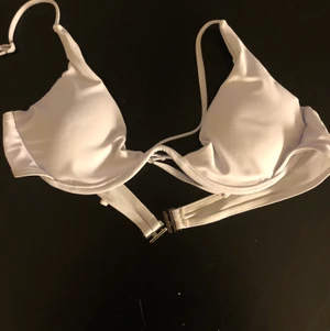 Bikini topp  - En fin vit bikini topp som jag köpte här på plick men aldrig använde. Den är från shein från början. Jättefin inför sommaren. Frakten kommer kosta 24kr extra, kan också mötas upp i Stockholm. 