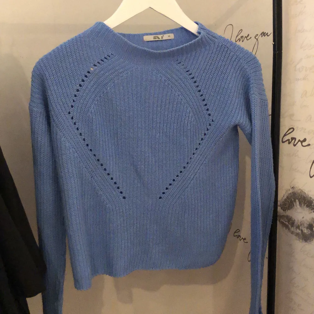 En fin enkel blå stickad tröja i storlek XS. Bra skick, köparen står för frakten 🤍. Stickat.
