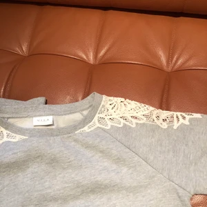 Mjukis set från VILA  - Ett mjukis det från VILA i nyskick. Har använts ett fåtal gånger pga fel i storlek. Passar perfekt att ha setet ihop eller var för sig. Det är spetsmönster på axlarna som gör det hela lite roligare. Köpare står för frakten💕💕