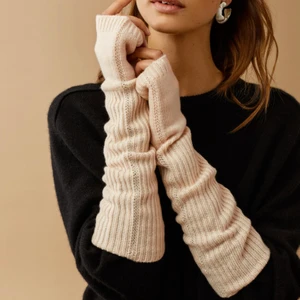 Soft goat handvärmare - Säljer mina cashmere handvärmare från Soft goat💕 har använt de och därav lite noppriga