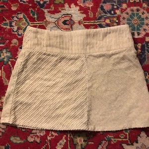 söt kjol - jättefin kjol i mjukt, lite manchesteraktigt material, knäpps med dragkedja där bak, passar till fest eller vardag, trevlig och nätt🌸⭐️