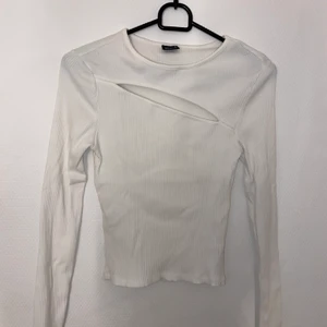 Långärmad vit  - Snygg långärmad ribbad tröja med hål över bröstet, storlek S, ej använd! 