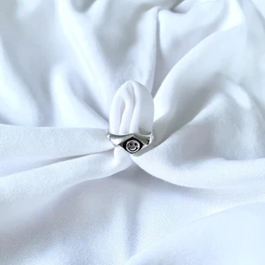 Smiley ring  - Supersnygg justerbar smiley ring, mer finns hos @tinsel.uf på instagram! 🤩