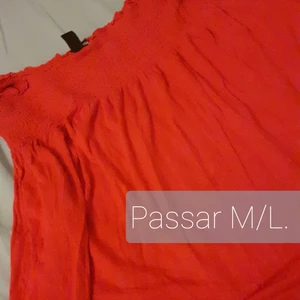 M/L. Röd och Julstämningslinne, *H&M. - Den är supersöt. Har passat mig åldrarna 11-18. Jag har alltid känt mig så julfestlig I den. Säljes, 15 SEK. Nedsatt med 70% från Inköpspriset: 50 SEK.