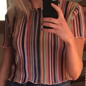 Tunt randigt linne - Originell topp med speciellt mönster. Toppen är köpt i Barcelona. Jag har använt det här plagget ett par gånger men känner att det är dags att toppen får en ny ägare. En somrig favorit. Strl S  