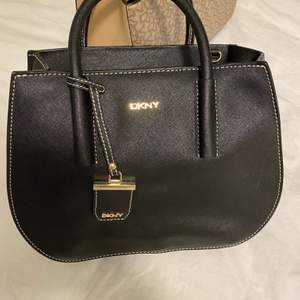 En oanvänd DKNY väska