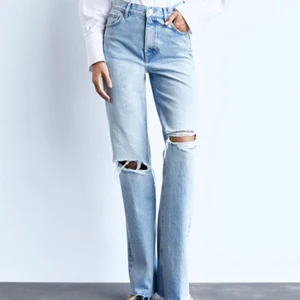 Jeans från Zara - Säljer nu dom suuuper fina och populära håliga jeansen från Zara, helt slutsålda och knappt använda!Skriv privat vid frågor eller fler bilder!💙💙