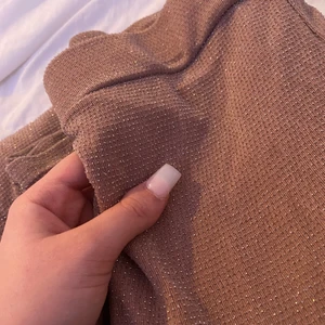 Glittriga fin byxor  - Jätte fina fin byxor som är glittriga köpte dom för 350 kr har använt den en gång och den är syd vid midjan då den blir tajtare 💗