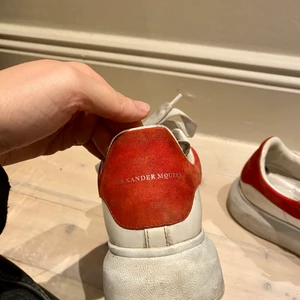 Alexander Mqueen Sneakers - Använda regelbundet, vid snabb affär kan jag gå ner en peng. Köptes för 4599kr