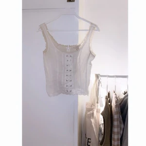 Vit Korsett 🤍🧚🏼‍♀️ - Säljer denna fina korsett liknande topp! Den är i storlek 36 men skulle kunna passa storlek 34 också ☺️